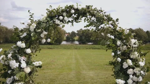 Close-up top of the arch decorated with white flowers and branches of greenery 库存影片 168297834