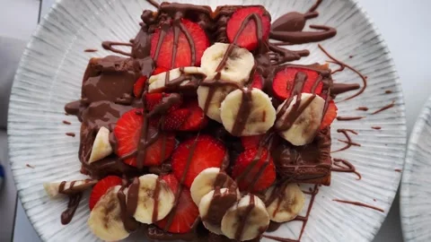 Close-up top down circular view massive, high-calorie waffle topped with st.. Stock-Footage 333120042