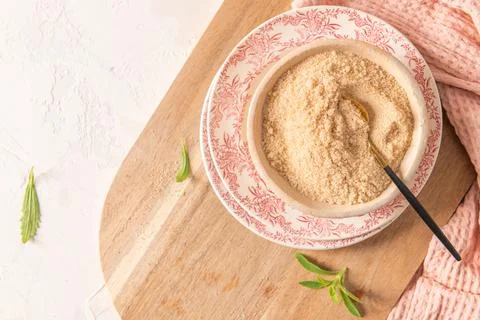A close-up, top-down view of a bowl of a brown sugar a decorative plate wit.. Foto stock
