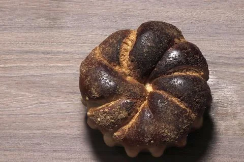 Close-up on top of a round loaf of bread on the table. Foto stock