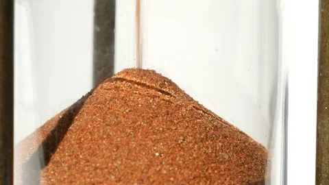 Close up of top of sand pile in lower chamber of hourglass Vidéo 114273598