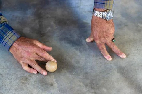 Close-up top shoot of old man plays traditional turkish game on concrete Foto stock
