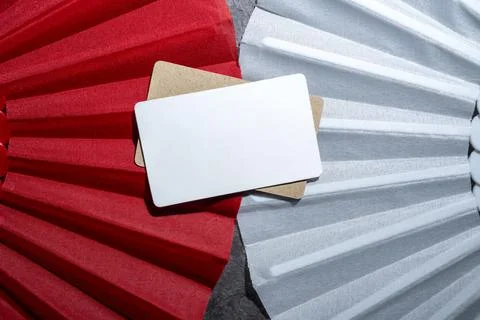 A close-up top view of a blank white rectangular card placed on top of a co.. 写真素材