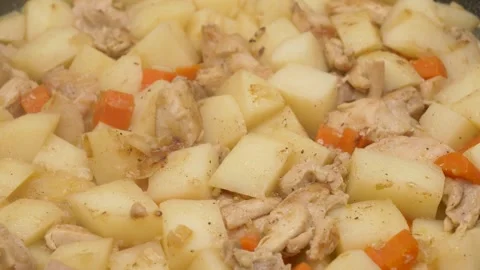 Close-up top view of chicken chunks stew simmering in a saucepan 库存影片 291593672