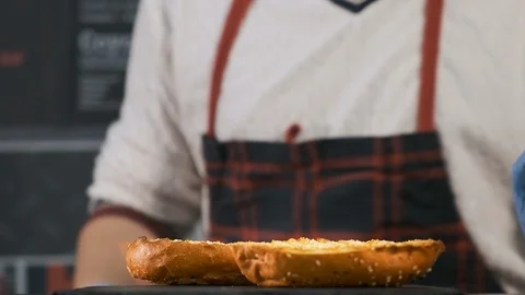 Close-up top view of a cook's hands cooking a hamburger. 库存影片 119259598