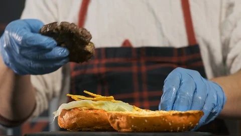 Close-up top view of a cook's hands cooking a hamburger. 库存影片 119261991
