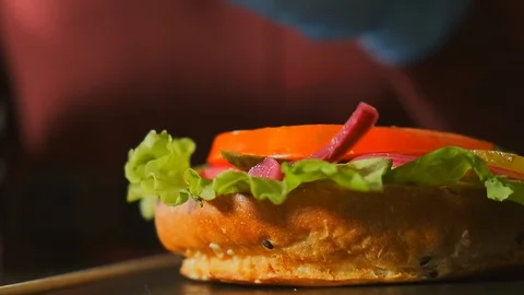 Close-up top view of a cook's hands cooking a hamburger. 库存影片 119266494