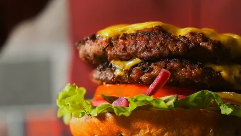 Close-up top view of a cook's hands cooking a hamburger. 库存影片 119267459