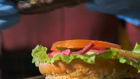 Close-up top view of a cook's hands cooking a hamburger. 스톡 동영상 120892751