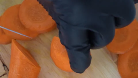 Close up top view, cutting carrot in 4 pieces 库存影片 136715749