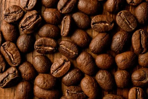 Close-up top view of dark roasted coffee beans on table. 스톡 사진