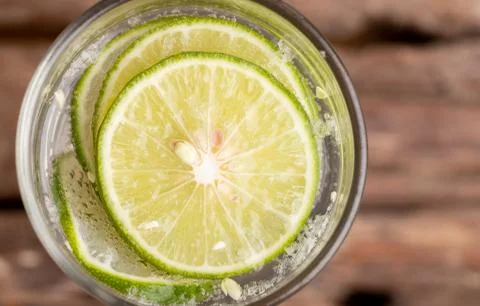 Close up top view green lime sliced in the soda water Stock Photos