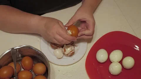 Close top view of hands peeling hard boiled eggs 库存影片 342362016