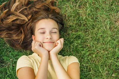 Close up top view high angle photo beautiful young girl child dreamily closed Foto stock