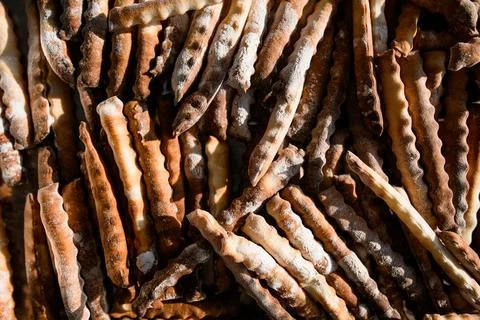 Close-up top view of long crispy breadsticks on silver tray. Stock-Fotos