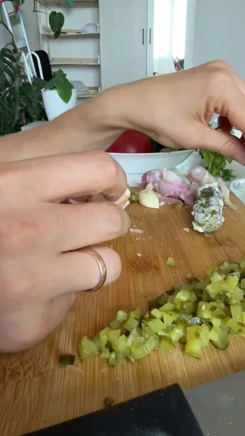 Close-up top view of male hands separating garlic cloves for salad dressing Stock Footage 337414426