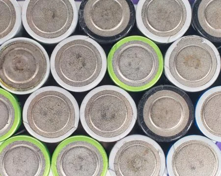 Close up top view on rows of selection of Ni-MH AA batteries negative side. S Foto stock