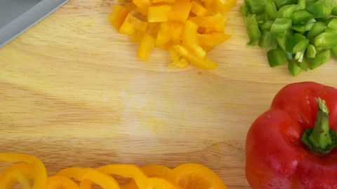 Close up Top-view Speed, Mincing yellow bell pepper from circle piece to be 库存影片 136806867