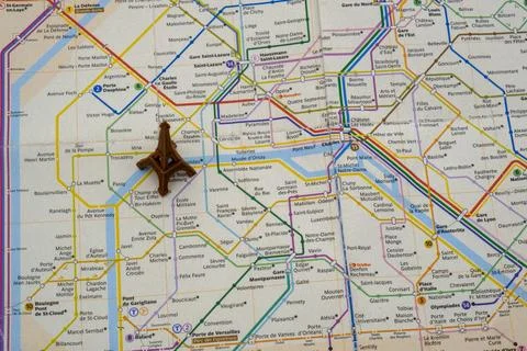 Close up top view of toy Eiffel tower on colorful Paris subway map showing metro 库存照片