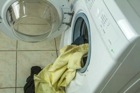 Close up top view of a washing machine door in operation Foto stock