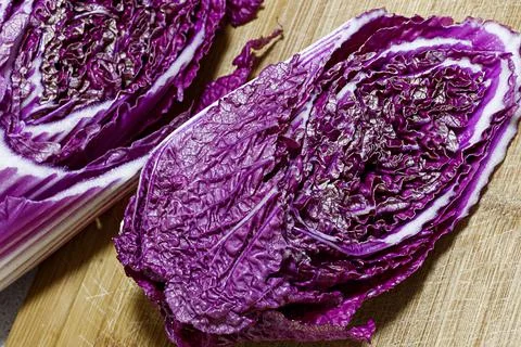 Close-up topview of red chinese cabbage, on a wooden board background. Stock-Fotos