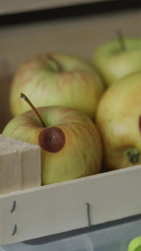 Close tracking camera shot over wooden crate filled with apples highlightin.. Video stock 344877200