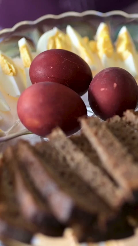 Close-up of traditional Easter plate full of coloured eggs and bread slices. 스톡 동영상 302108978