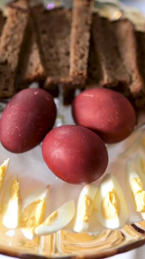 Close-up of traditional Easter plate full of coloured eggs and bread slices. Stockbeeldmateriaal 303371851