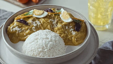 Close-Up of Traditional Peruvian Ají de Gallina with White Rice Vídeos de archivo 344980591