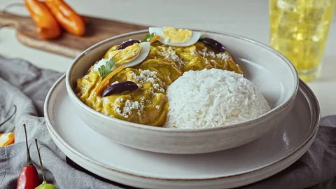 Close-Up of Traditional Peruvian Ají de Gallina with White Rice Vídeo Stock 344980754