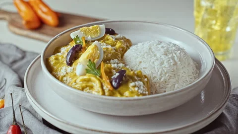 Close-Up of Traditional Peruvian Ají de Gallina with White Rice Vidéo 344980946