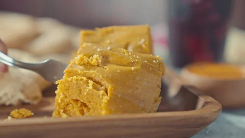 Close-up of Traditional Peruvian Tamale Served on a Wooden Tray Vídeos de archivo 344988934
