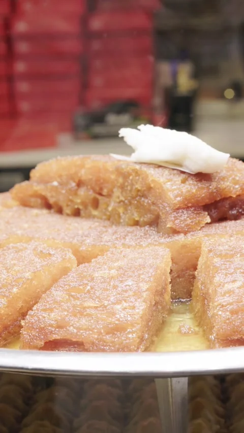 Close-up of Traditional Turkish Bread Pudding  Ekmek Kadayifi with Clotted Cream Stockbeeldmateriaal 324959263