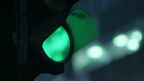 Close-up traffic light against the background of the evening city flashes green Stock-Footage 142730163