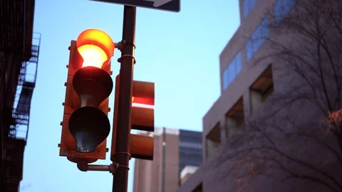 Close up of a traffic light in the city Video stock 104664906