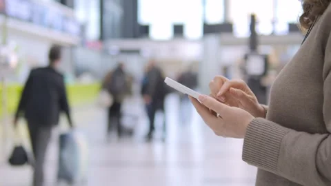 Close-up of traveler using tablet in crowded airport 库存影片 340904946