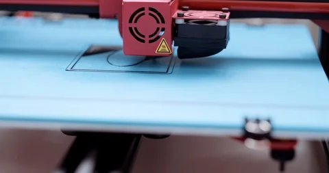 Close Up traveling shot of a 3d printer building a piece first layer Vídeos de archivo 115906310