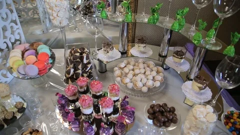 Close up of tray with lot delicious diversity pastry cakes tartlets and macaroon Vidéo 123779008