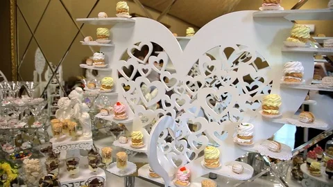 Close up of tray with lot delicious diversity pastry cakes tartlets and macaroon Vidéo 123779034