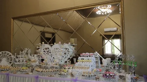 Close up of tray with lot delicious diversity pastry cakes tartlets and macaroon Vidéo 123779063