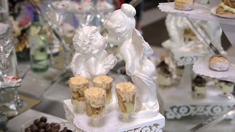 Close up of tray with lot delicious diversity pastry cakes tartlets and macaroon Vidéo 123779121