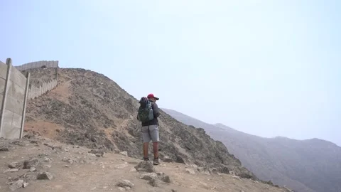 Close-up trekking and looking at the horizon  库存影片 145160695