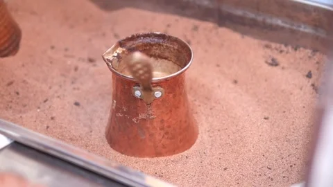 Close up of Turkish coffee brewing in hot sand with foam rising. Vídeos de archivo 332783103