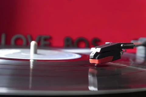 Close up to a turn table needle playing a LP vinyl disc with turn table 스톡 사진