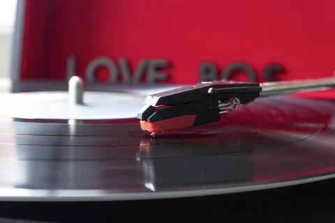 Close up to a turn table needle playing a LP vinyl disc with turn table Foto stock