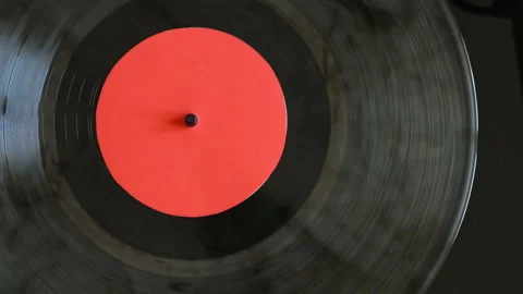 Close up turntable of vinyl record spinning Vídeos de archivo 331312375