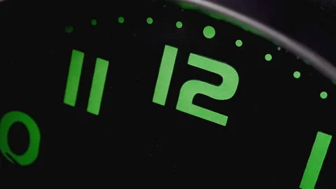 Close up on twelve o'clock on the wall clock while the hands turning Vidéo 130449988
