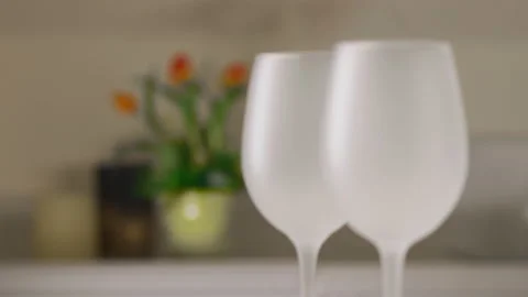 Close-up of two empty wine glasses in the kitchen. White wine glasses. Defocus Vidéo 173550111