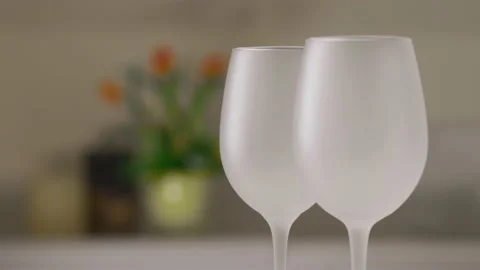 Close-up of two empty wine glasses in the kitchen. White wine glasses. Defocus Vidéo 173552587