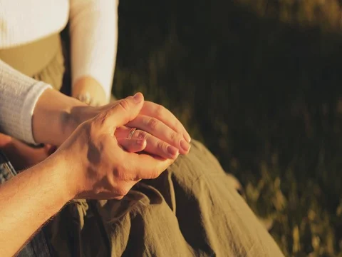 Close up of Two Lovers Holding Hands. SLOW MOTION 4K. Vidéo 77816884